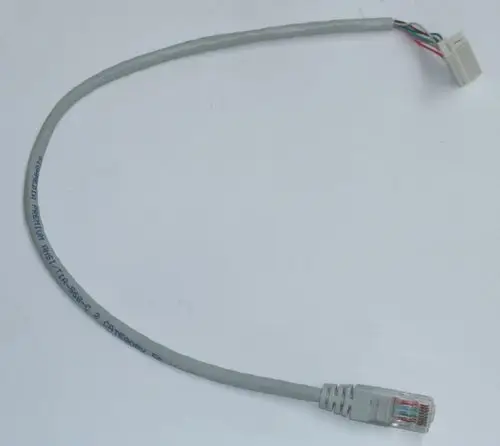 Graues Kabel mit einem RJ45-Stecker an einem Ende und einem anderen Anschluss am anderen Ende, entwickelt für die Verbindung in Daikin Altherma Systemen.